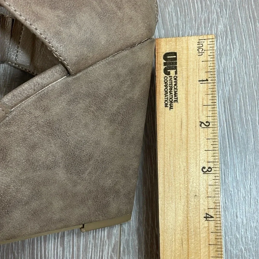 Unlisted By Kenneth Cole Day Dream Platform Wedge Taupe 8.5M